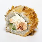 Ролл с жареным лососем в бонито