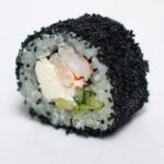 Ролл с креветкой в масаго