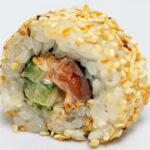 Ролл с копчёным лососем в кунжуте