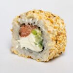 Ролл с лососем и авокадо в кунжуте