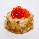 Ролл с жареным лососем и икрой