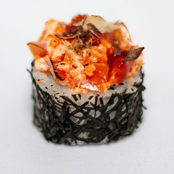 Опаленный ролл с лососем