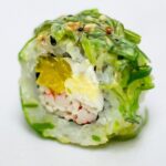 Ролл с сурими в чука салате