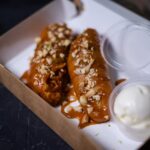 Жаренный банан с солёной карамелью и мороженым